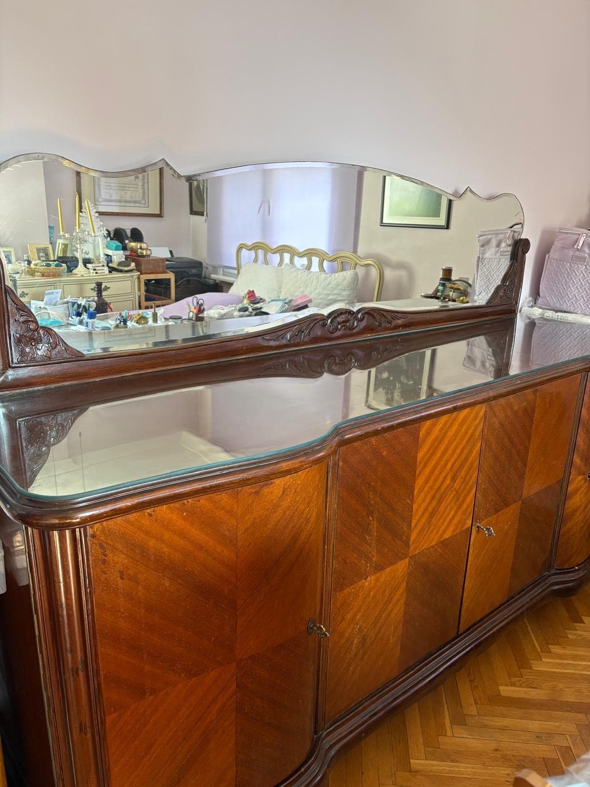 Gül ağacından aynalı büfe