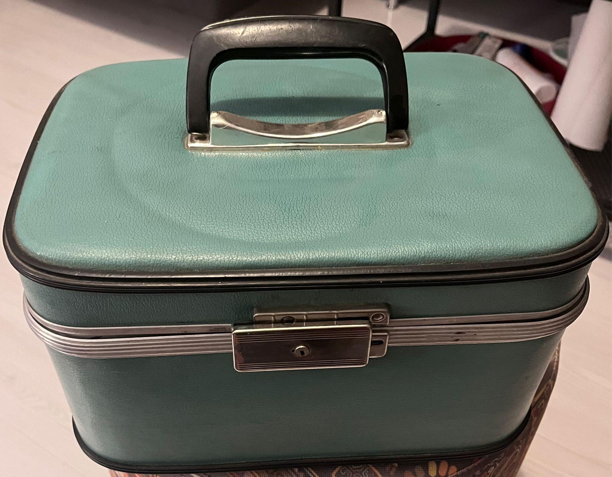 Vintage Train Case / Makyaj & Seyahat Kutusu – 1960’lar–70’ler Stili